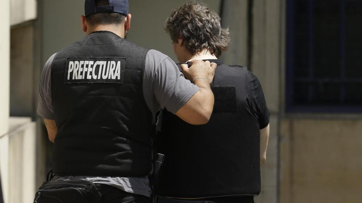 El ex vicepresidente de Argentina, Amado Boudou siendo escoltado por autoridades policiales a una corte en Buenos Aires el 3 de noviembre de 2017.