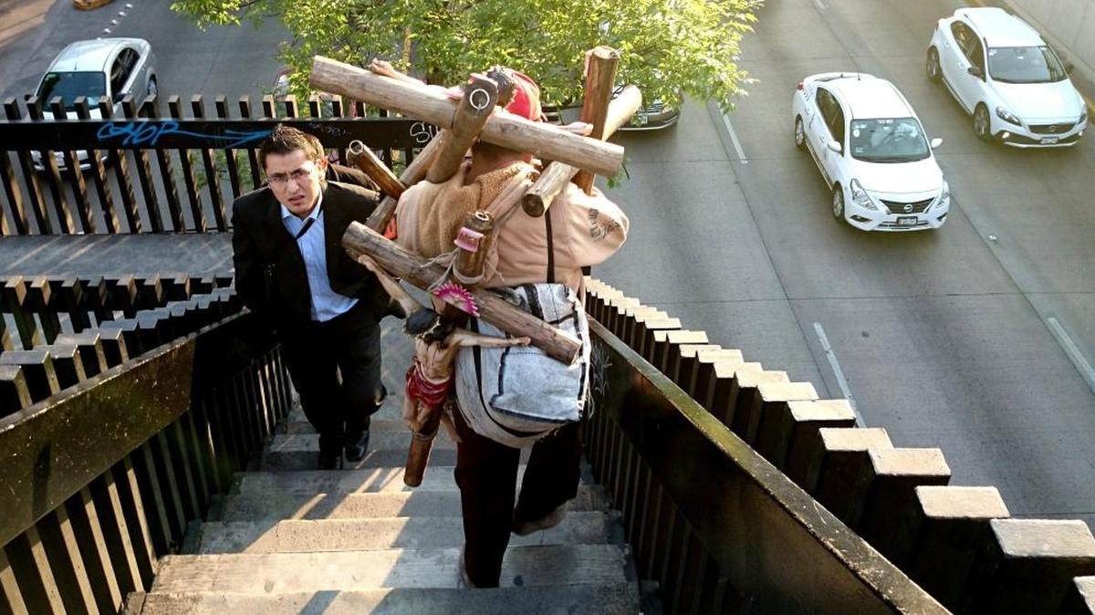 Dos personas transitan por un puente en Ciudad de México. Dejar bolsas de basura en mitad de la calle o reservar estacionamiento de manera ilegal son algunos de los actos poco cívicos que una delegación de la Ciudad de México anima a denunciar a través de las redes sociales.