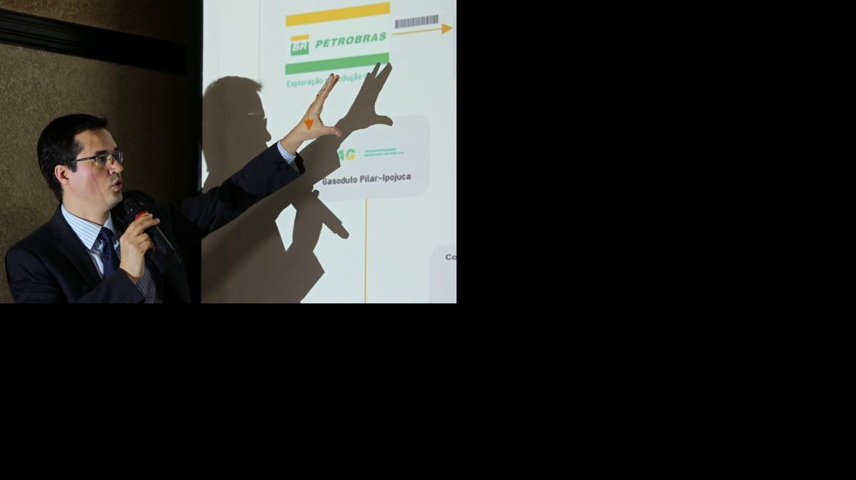 
El fiscal del Ministerio Público de Brasil, Deltan Dallagnol, habla durante una conferencia de prensa sobre la corrupción en la estatal Petrobras, el lunes en la ciudad de Curitiba. 
