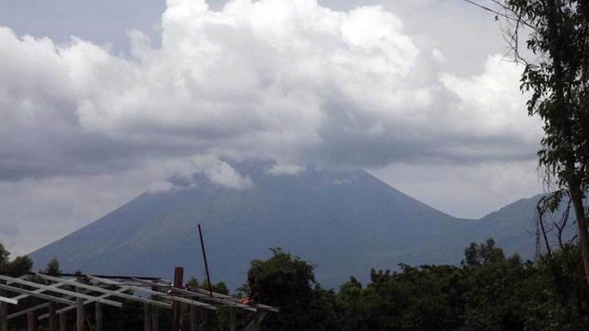 
El Telica, en el departamento de León a 150 km al noroeste de Managua, entró en actividad el miércoles con expulsión de gases y cenizas, y sábado, expulsó ‘rocas de distintos tamaños’. Foto archivo 
