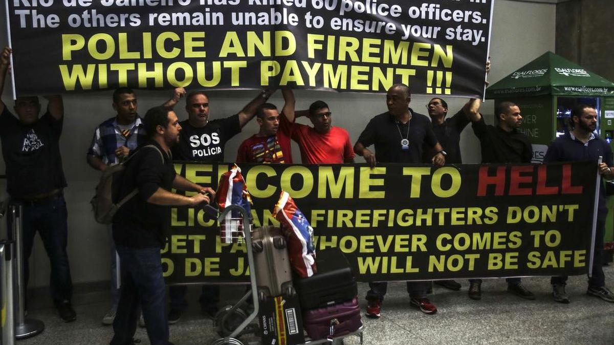Policías y bomberos de Río de Janeiro protestan el lunes por el retraso en sus salarios y por mejores condiciones de trabajo.