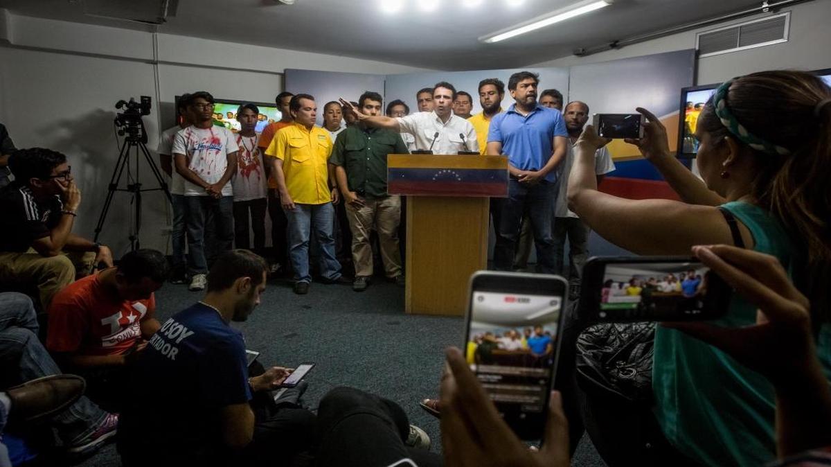 El líder opositor venezolano Henrique Capriles (c) habla durante una rueda de prensa el lunes 29 de mayo de 2017, en Caracas (Venezuela). El gobernador del estado venezolano de Miranda, el opositor Henrique Capriles, denunció que fue emboscado por funcionarios de la policía militarizada Guardia Nacional (GNB) al término de una protesta antigubernamental en una urbanización del municipio Baruta, en el este de Caracas.