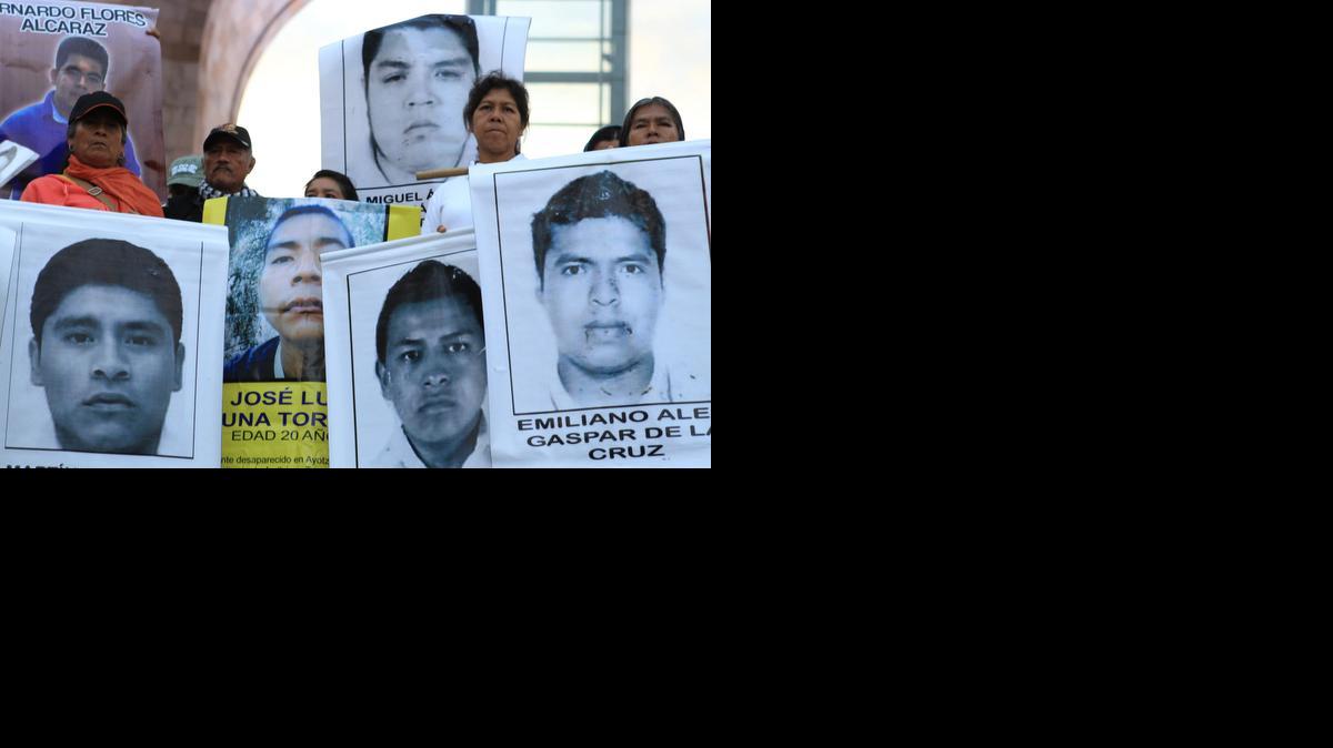 
Miles de personas participan el 26 de diciembre en una marcha para repudiar la desaparición de los 43 estudiantes en el estado mexicano de Guerrero, y donde sus familiares reclamaron justicia y su aparición con vida. 
