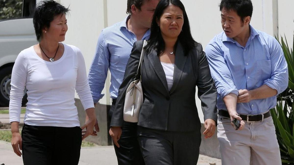 La líder de la oposición peruana, Keiko Fujimori (cen.), hija del condenado y preso ex presidente Alberto Fujimori, en Lima. Foto archivo.