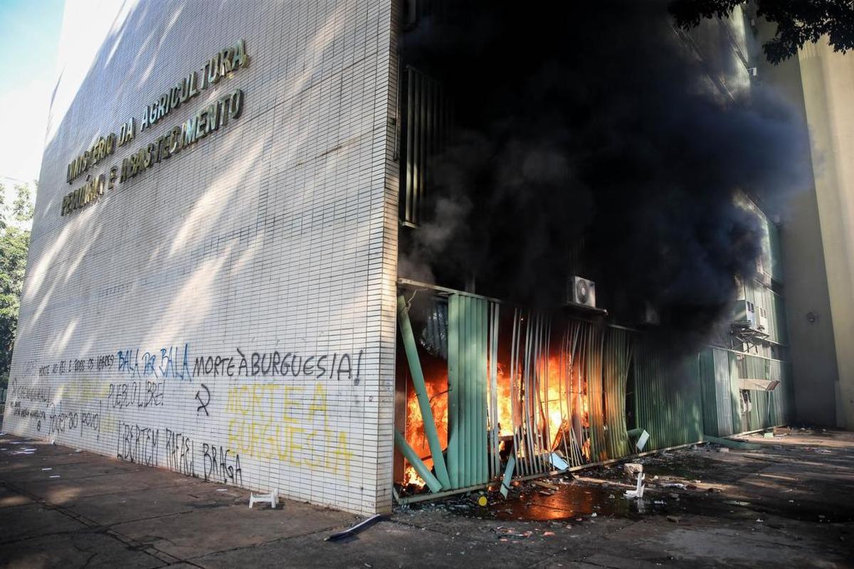 Manifestantes atacan las instalaciones del Ministerio de Agricultura en Brasilia el miércoles 24 de mayo de 2017.
