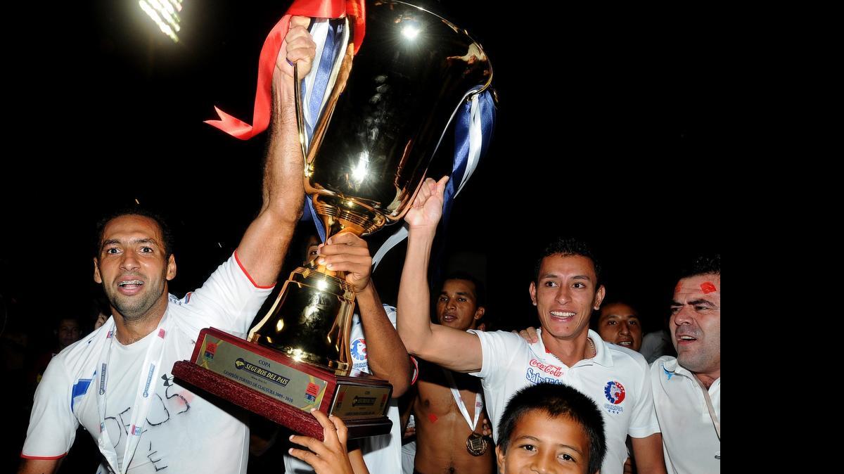 
Jugadores del club Olimpia celebran con el trofeo al coronarse campeones del fútbol hondureño en el 2010, luego de vencer al Motagua en el partido de la final que se jugó en el Estadio Nacional de Tegucigalpa. 
