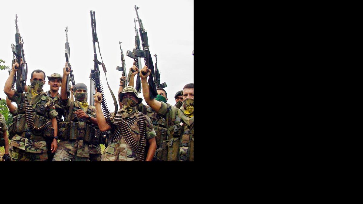 Foto de archivo que muestra a un grupo de paramilitares de las Autodefensas Unidas de Colombia (AUC) cerca de la frontera con Venezuela.