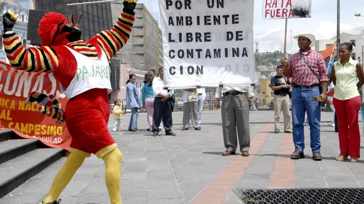Campesinos y grupos ecologistas ecuatorianos celebran, frente al Congreso Nacional en Quito, que el Estado haya declarado la caducidad del contrato de la empresa estadounidense Occidental (Oxy) por haber violado el acuerdo de explotación de petróleo en este país andino. Foto de archivo.