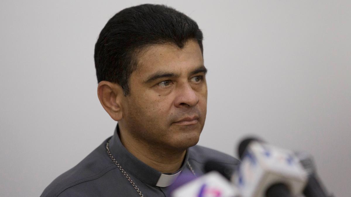 ARCHIVO - Monseñor Rolando Álvarez, obispo de Matagalpa, asiste a una conferencia de prensa en Managua, Nicaragua, el 3 de mayo de 2018. El obispo fue condenado a 26 años de prisión tras negarse a ser desterrado por el Gobierno de Daniel Ortega a territorio estadounidense.