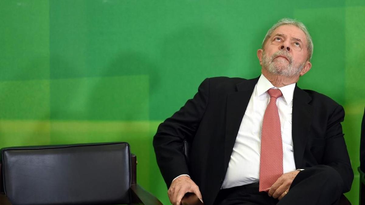 El ex presidente brasileño Luiz Inácio Lula da Silva después de jurar el jueves, como miembro del gabinete del gobierno de Dilma Rousseff.