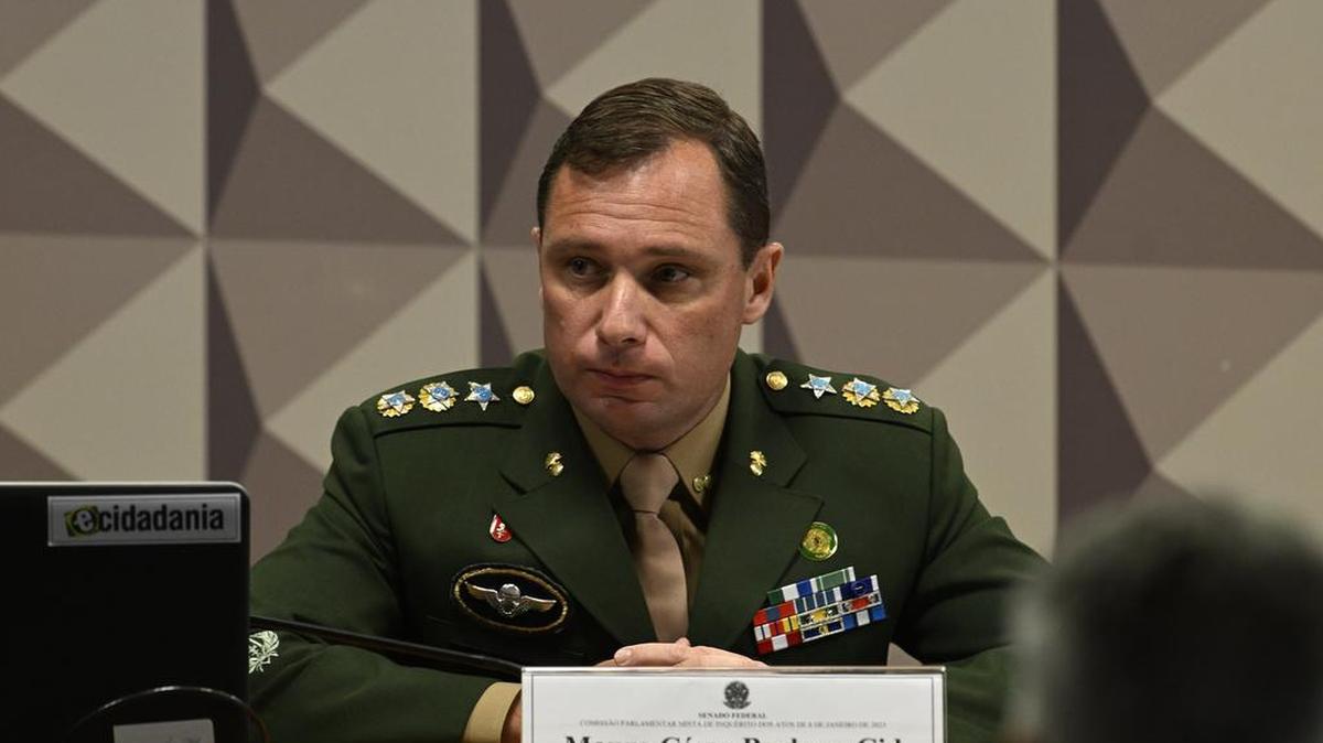 El Teniente Coronel Mauro Cid, ex asistente de Jair Bolsonaro, es visto durante su testimonio en el CPMI del 8 de enero celebrada este martes 11 de julio.