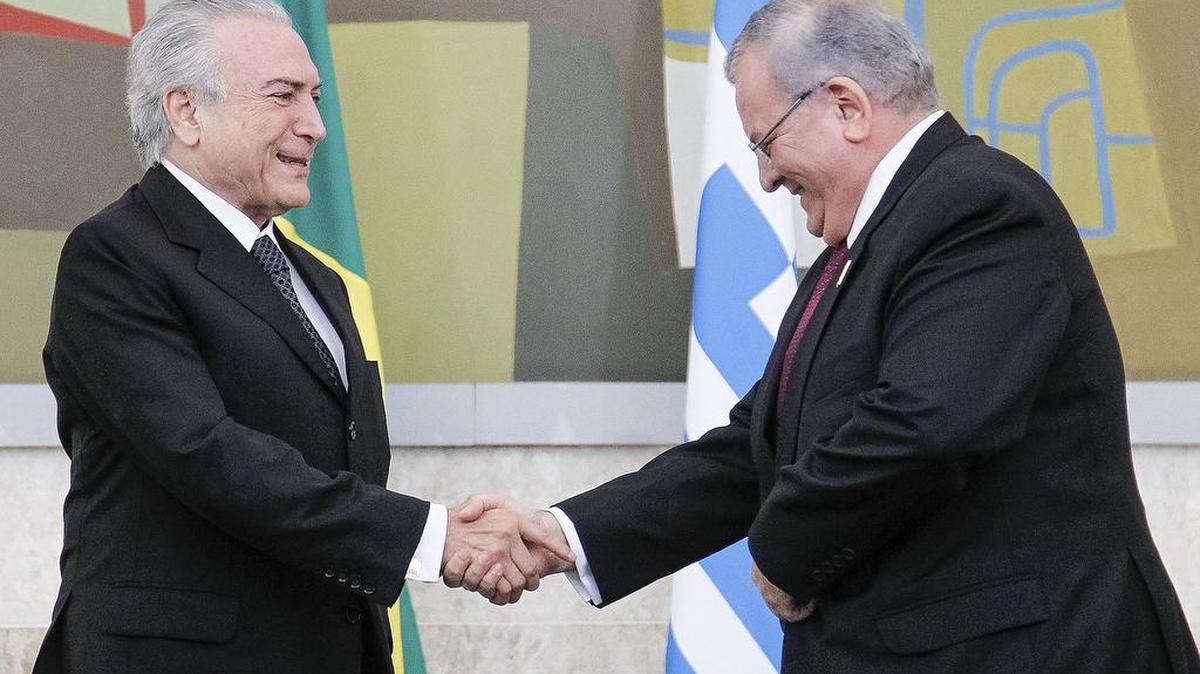 Fotografía de archivo fechada el 25 de mayo de 2016 y cedida por la Presidencia de Brasil que muestra al mandatario Michel Temer (i) con el embajador de Grecia en Brasil, Kyriakos Amiridis (d), durante una presentación de credenciales en Brasilia (Brasil). 