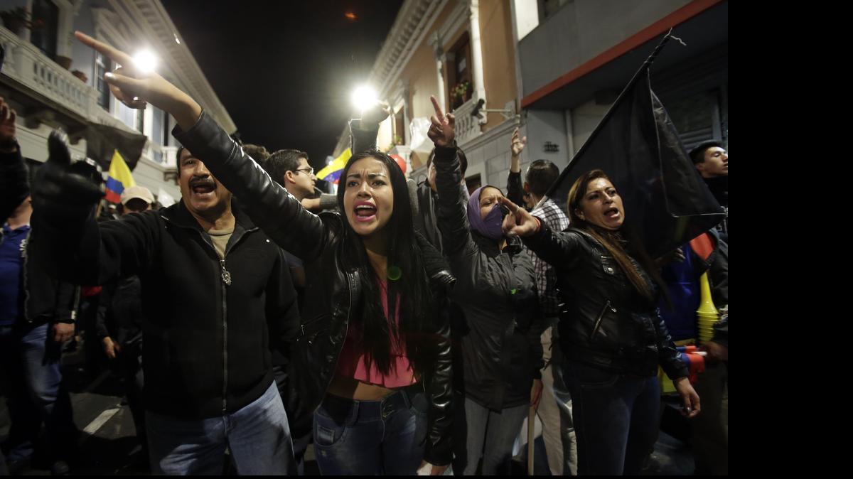 
Manifestantes gritan consignas contra el presidente de Ecuador, Rafael Correa, durante una protesta en Quito, Ecuador, donde se espera la llegada del papa Francisco. 
