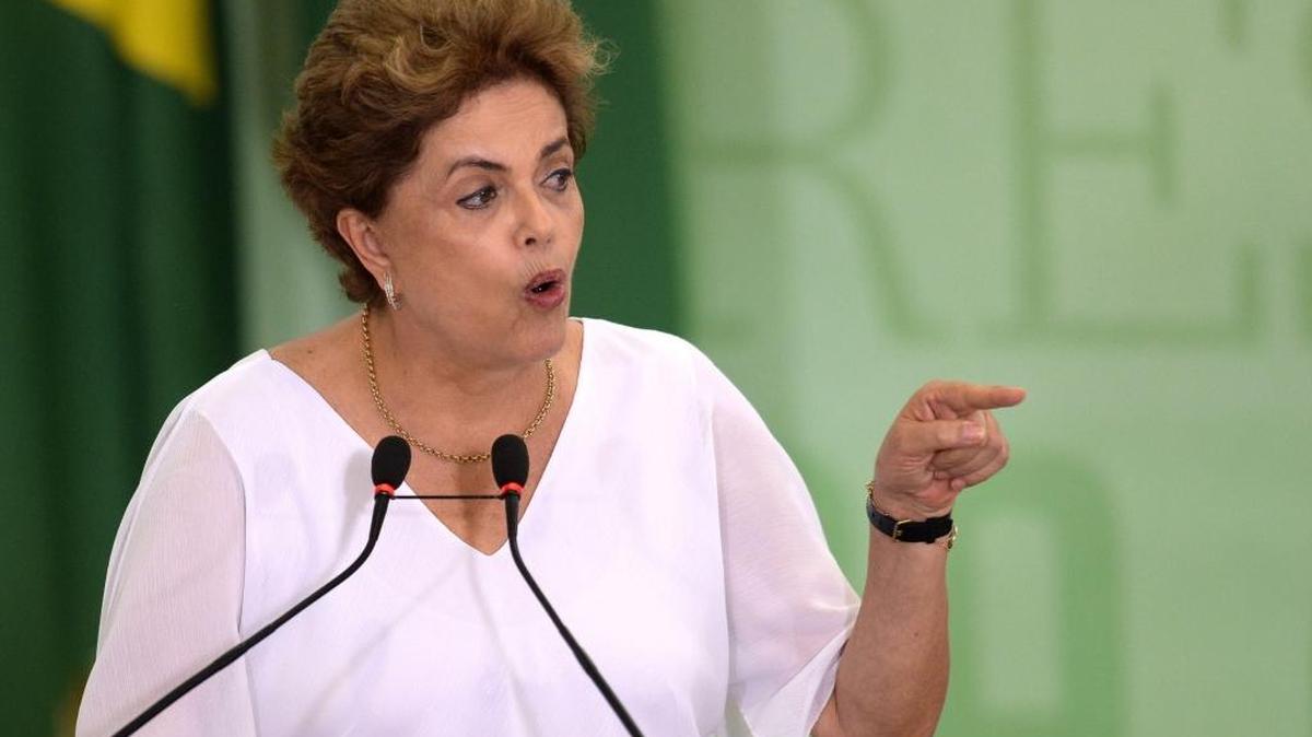 La presidenta de Brasil, Dilma Rousseff, habla durante una ceremonia en el palacio Planalto en Brasilia, el viernes.