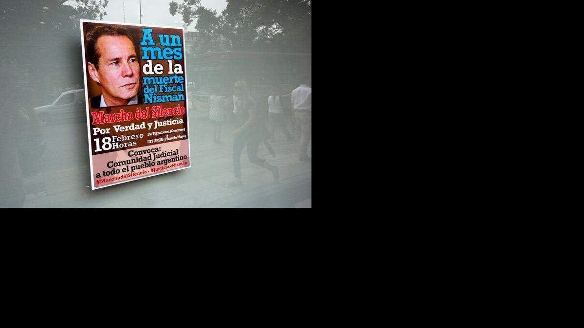 
Un aviso en Buenos Aires anuncia una marcha organizada por fiscales federales en demanda de justicia al conmemorarse el primer mes de la muerte del fiscal Alberto Nisman.
