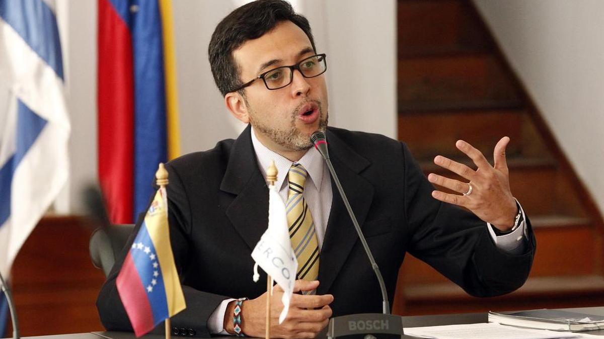 El coordinador de Venezuela en el Mercado Común del Sur (Mercosur), Héctor Constant, ofrece una rueda de prensa el viernes 17 de marzo de 2017, en la sede del organismo de Montevideo (Uruguay).