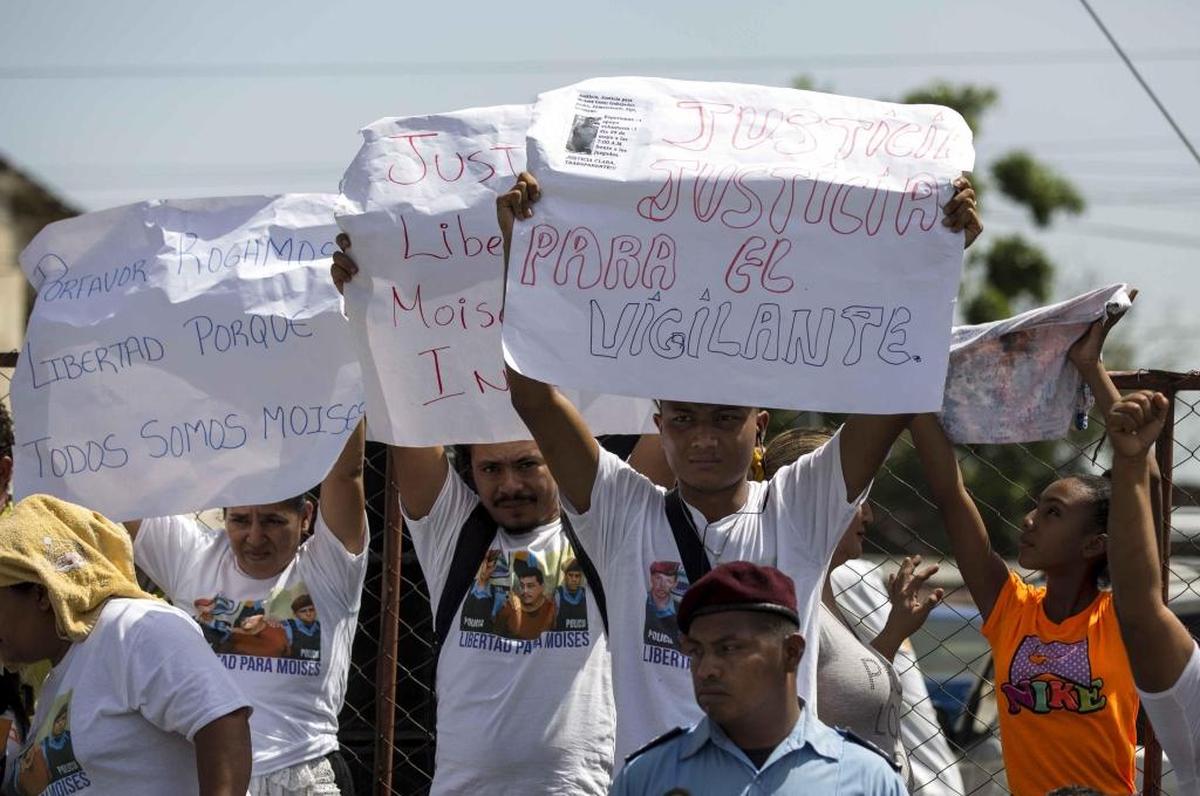 Varios comerciantes participan en una manifestación en apoyo a Isidro Moisés Lazo, acusado de ser el supuesto responsable de un incendio en el Mercado Oriental de Managua, participa en una protesta el lunes 29 de mayo de 2017, en la capital nicaragüense. Comerciantes del Mercado Oriental de Managua pidieron hoy la liberación del Isidro Moisés Lazo, quien afrontará en junio próximo un juicio oral y público por ser el supuesto responsable de un incendio que consumió 208 tiendas en ese recinto, el mayor de su tipo en Centroamérica.