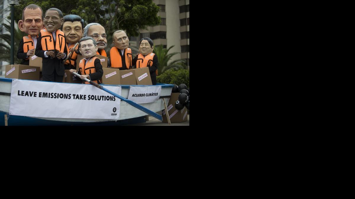 
Activistas disfrazados como los líderes de las potencias mundiales protestaron para que los países desarrollados den soluciones verdaderas al problema del calentamiento global, durante la Cumbre del Clima, en Lima, Perú.
