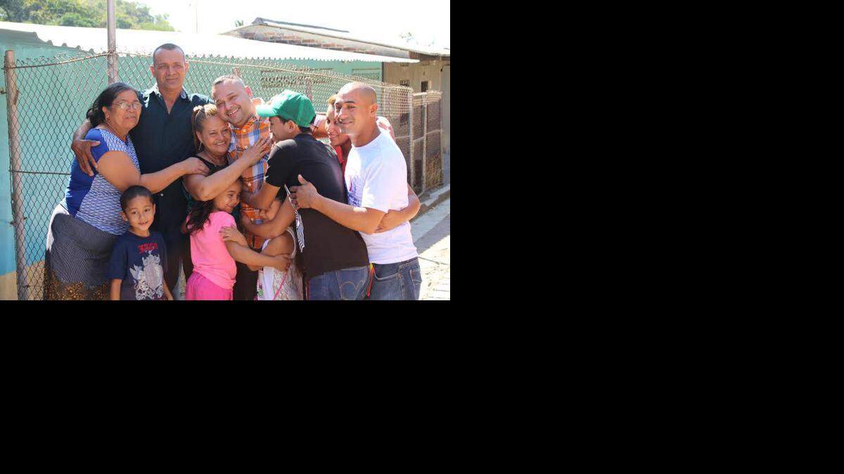 
El salvadoreño José Rubén Rivera (cent.) abraza a su familia biológica tras haber sido desaparecido por los militares en 1982.
