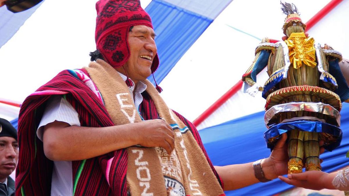 Fotografía cedida por la Agencia Boliviana de Información muestra al presidente de Bolivia, Evo Morales (c), mientras participa en un acto tradicional el jueves 26 de octubre de 2017, en Guaki (Bolivia).