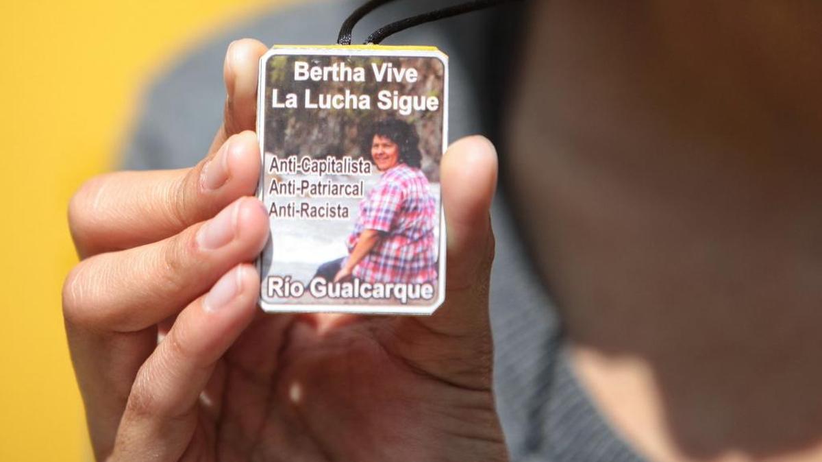 Bertha Zúñiga, hija de la activista hondureña Bertha Cáceres, muestra una fotografía de su madre el viernes en Ciudad de México.