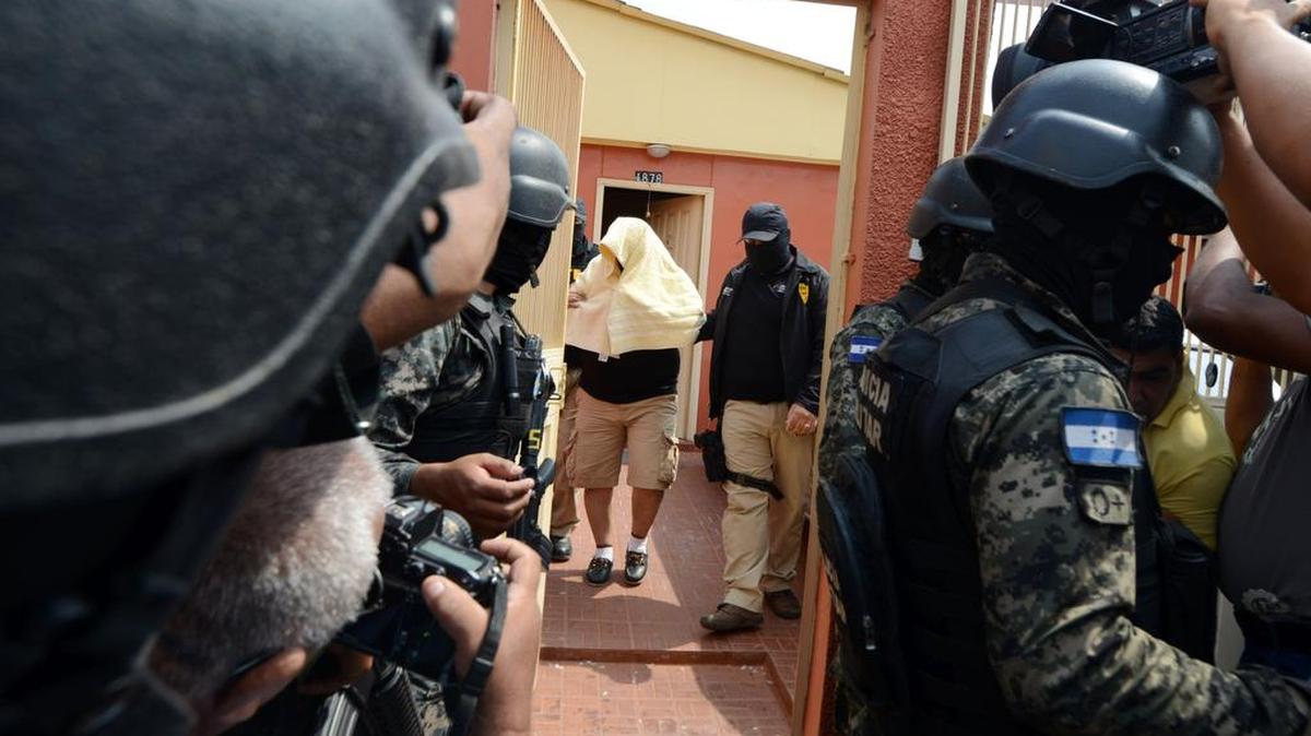 Agentes de la policía y militares arrestan a Sergio Orellana, uno de los sospechosos del asesinato de la ambientalista Berta Caceres.