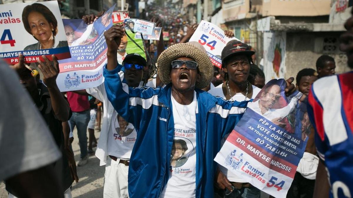 Simpatizantes de la oposición salen el domingo a las calles de Puerto Príncipe, Haití, a exigir elecciones libres.