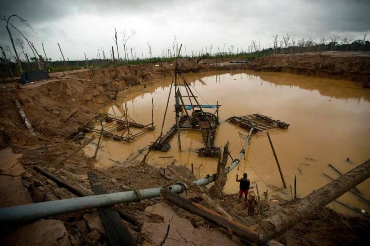 Un cráter creado por la minería de oro en la región Madre de Dios, en Perú, muestra la escala de la destrucción ambiental en la cuenca amazónica.