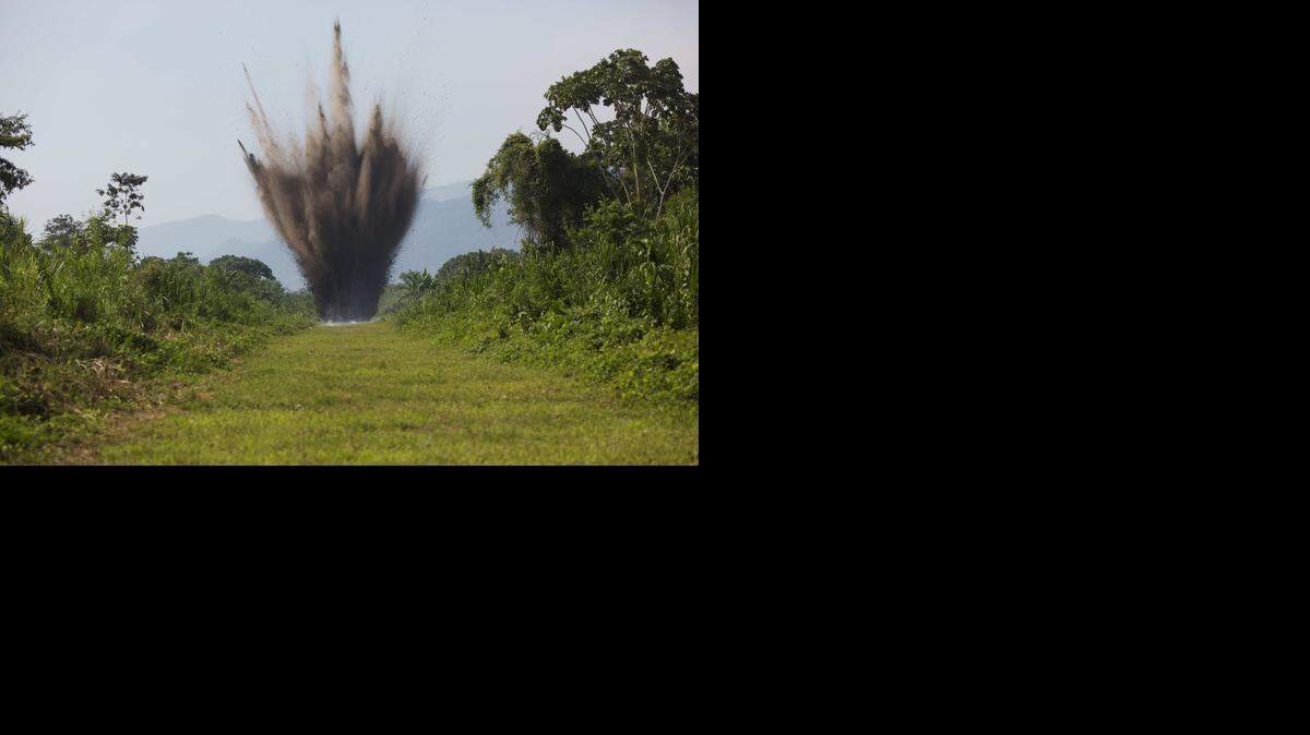 
Explosivos colocados el viernes por agentes antinarcóticos de Perú para explotar las rústicas aeropistas, ubicadas principalmente cerca de los ríos Apurímac y Ene, la zona donde se produce más cocaína en el mundo. 
