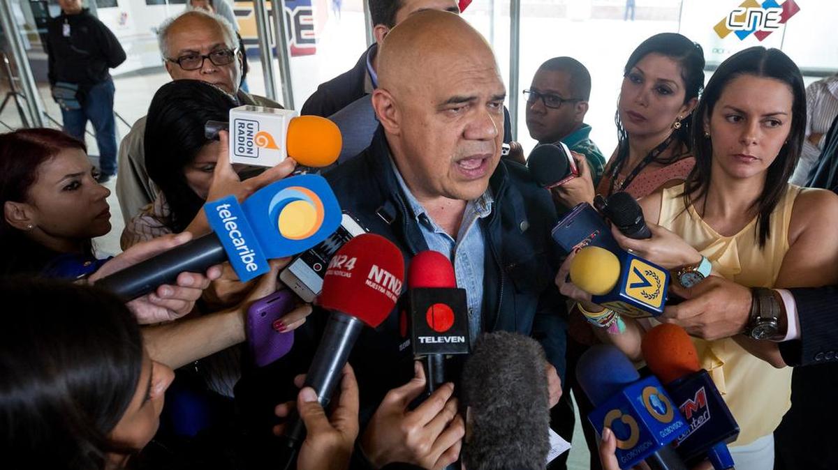 El secretario general de la coalición opositora Mesa de la Unidad Democrática (MUD), Jesús Torrealba, habla con la prensa en el Consejo Nacional Electoral el 28 de junio, en Caracas.