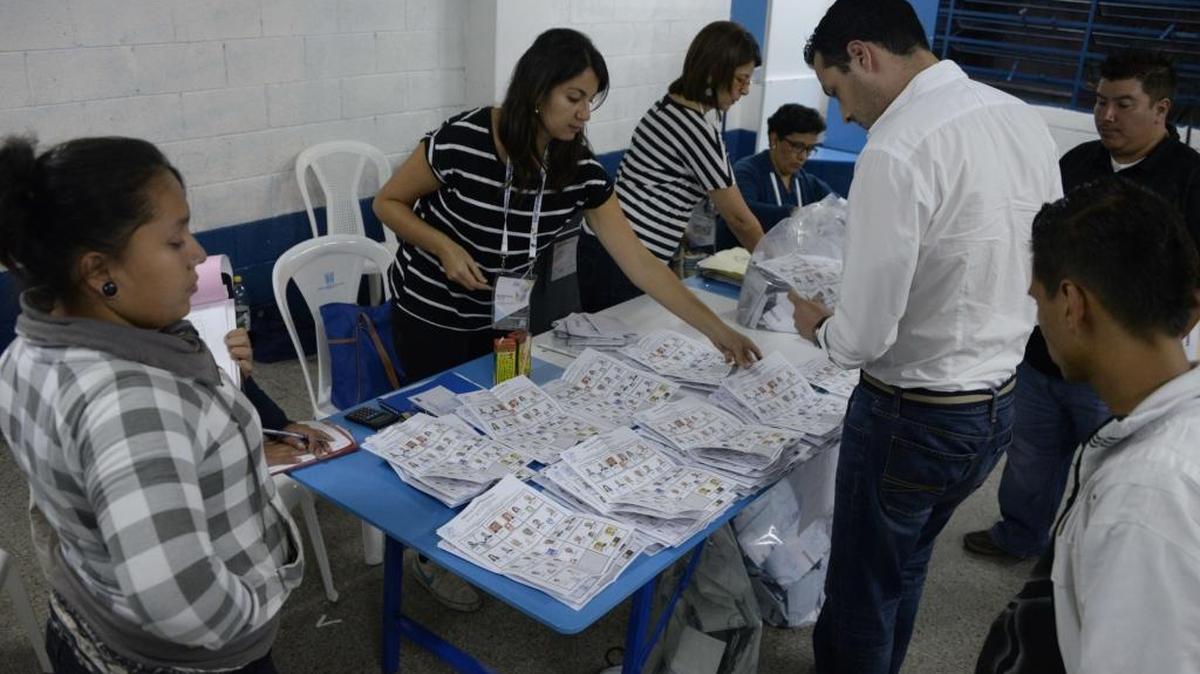 
Integrantes del Tribunal Supremo Electoral comienzan a contar los votos el domingo en Ciudad de Guatemala, tras cerrar las urnas en los comicios generales.
