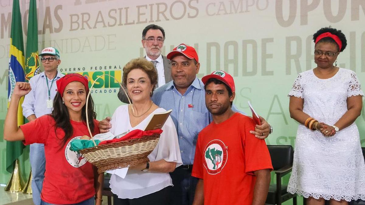 Fotografía cedida por la Presidencia brasileña que muestra a la mandataria Dilma Rousseff con integrantes del Movimiento Sin Tierra hoy, viernes 1 de abril de 2016, en el Palacio de Planalto, en Brasilia (Brasil).