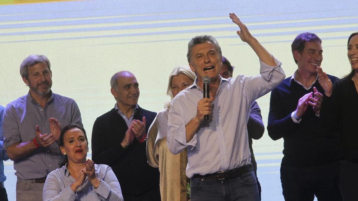 El presidente argentino, Mauricio Macri (i), habla acompañado de la vicepresidenta de Argentina, Gabriela Michetti (d), tras conocer los primeros resultados de las elecciones primarias el domingo 13 de agosto de 2017, en Buenos Aires (Argentina).