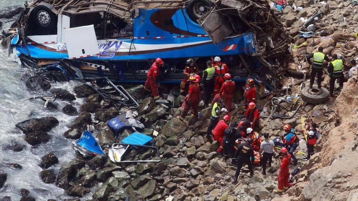 Un equipo de rescate retira los cadáveres de un accidente de autobús que cayó al menos 400 metros de una autopista el 2 de enero en Pasamayo, Perú. El último informe coloca el total de víctimas en 53 personas.