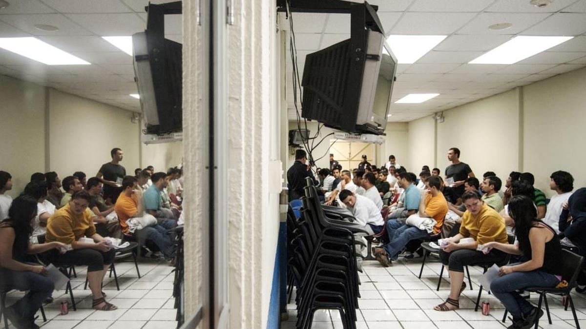 Salvadoreños deportados de Estados Unidos esperan en la oficina de Inmigración, en el aeropuerto internacional Comalapa, a 44 km al sur de San Salvador. Foto de archivo.