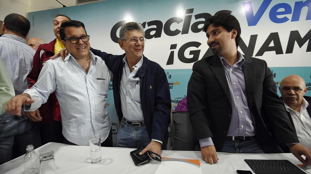 Los dirigentes de la oposición venezolana Henry Ramos Allup (centro) y Freddy Guevara (der.), el 11 de diciembre en Caracas.