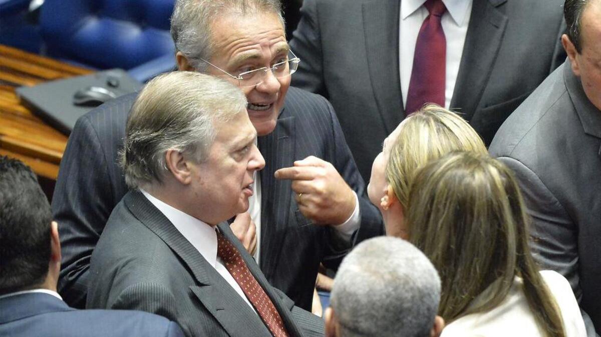 El presidente del Senado brasileño, Renán Calheiros (c), habla hoy, viernes 26 de agosto de 2016, durante una sesión del Senado brasileño que empezó a escuchar hoy a los seis testigos de la defensa de la presidenta suspendida, Dilma Rousseff, en una nueva audiencia de la fase final del proceso que le puede costar el cargo.