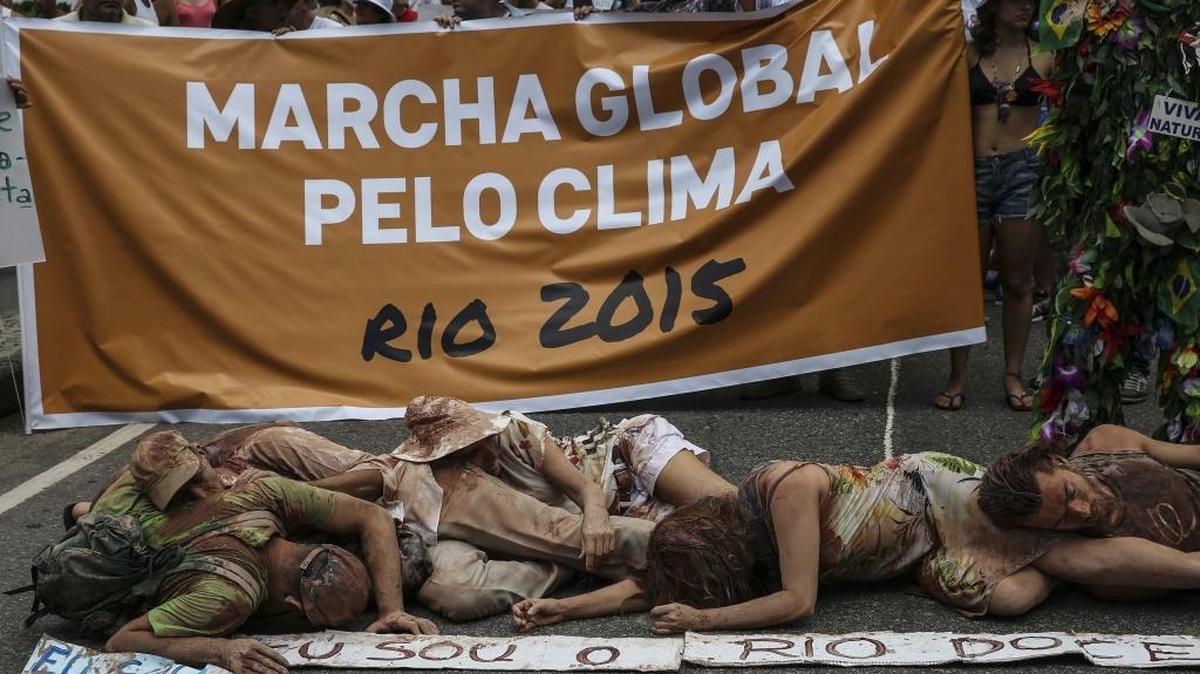 Un grupo realiza una representación el domingo como protesta contra el accidente ambiental que destruyó un río en los estados de Minas Gerais y Espírito Santo, durante la Marcha por el Clima realizada en Río de Janeiro.