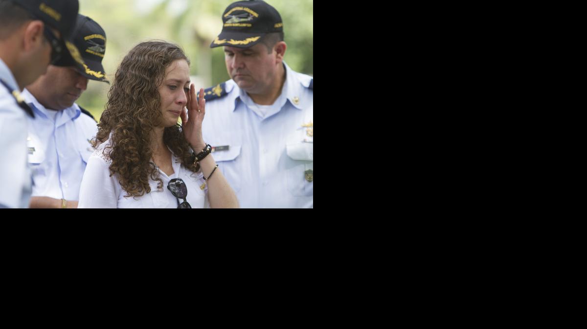
Familiares lloran ante las tumbas de los caídos en la invasión estadounidense a Panamá del 20 de diciembre de 1989, cuando se cumplen 25 años de la acción armada.
