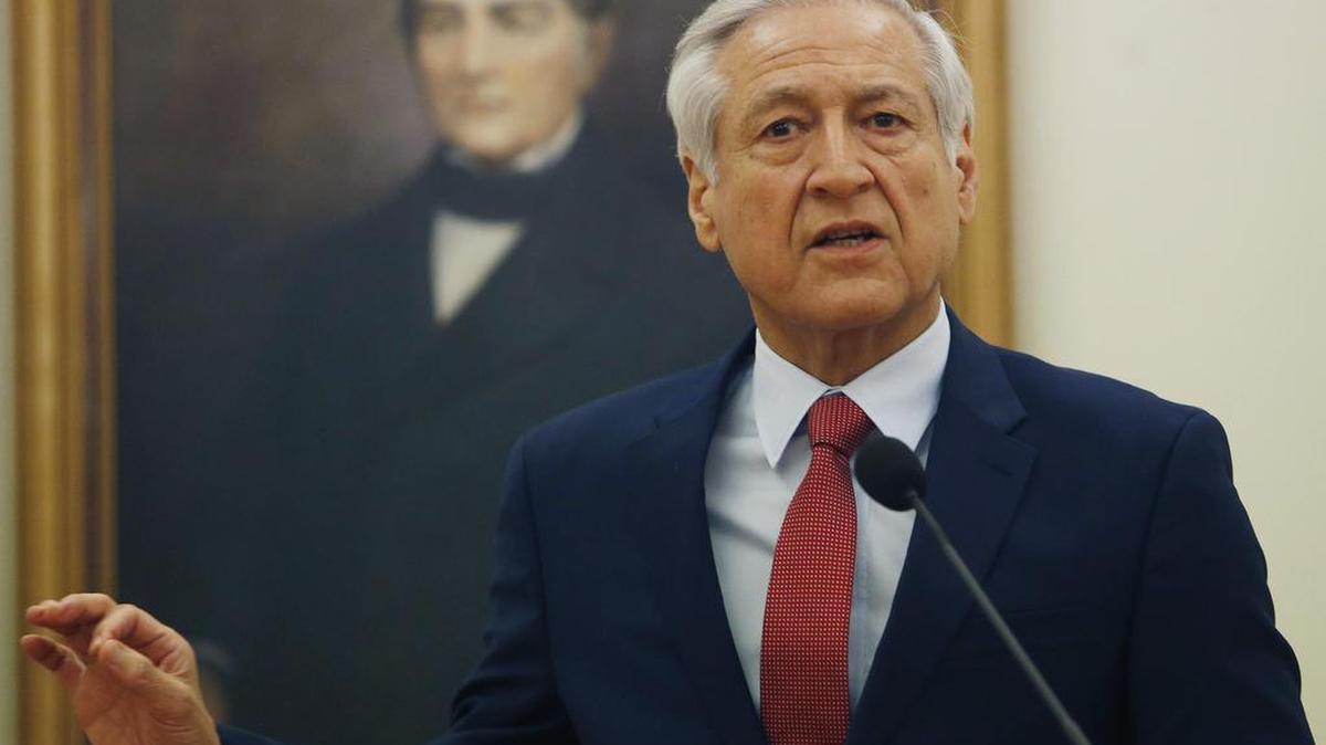 El ministro de Relaciones Exteriores chileno, Heraldo Muñoz, habla durante una rueda de prensa hoy, martes 22 de agosto de 2017, en Santiago de Chile (Chile).