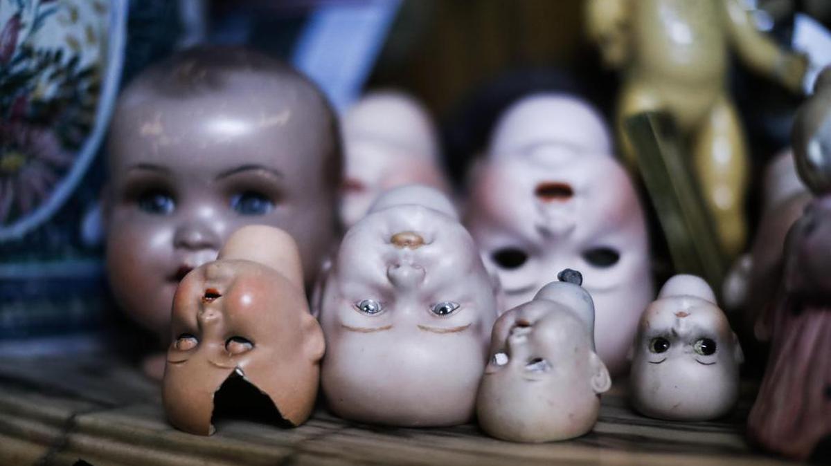 Fotografía del 6 de septiembre de 2017 en la que se observa a cabezas de muñecos en el taller de Julio Roldán en Buenos Aires (Argentina). En un pequeño pero mágico local de Buenos Aires el doctor Julio Roldán se encarga de restaurar muñecas y devolver a sus dueños los recuerdos, la ilusión y el cariño que simbolizan.