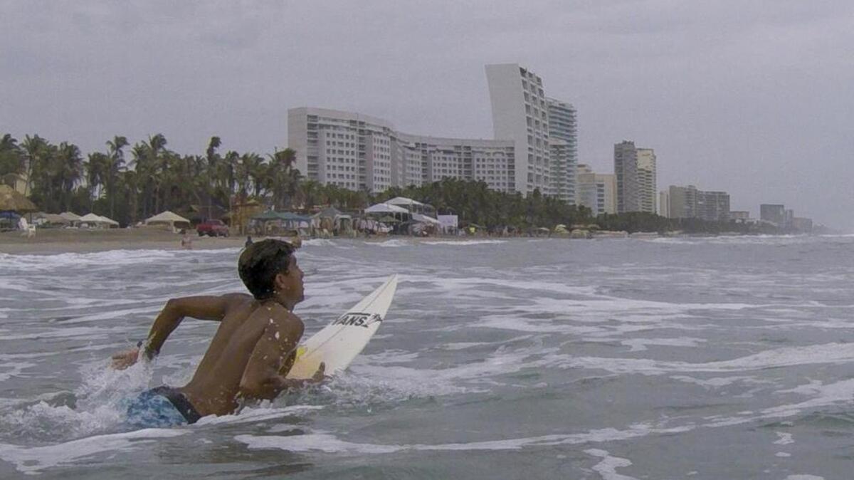 Luis Rey Hernández, práctica en la orilla del balneario mexicano de Acapulco, el 14 de julio de 2016.