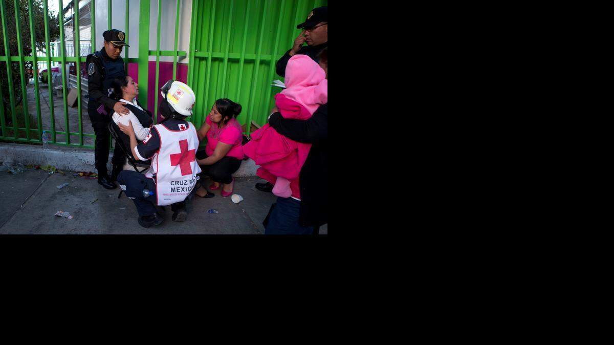 
Maria Gaudulupe Hernandez, en espera de noticias de su bebé, colapsa y es atendida por personal de rescate, tras la explosión que arrasó con el hospital materno de Cuajimalpa, a las afueras de la Ciudad de México. 

