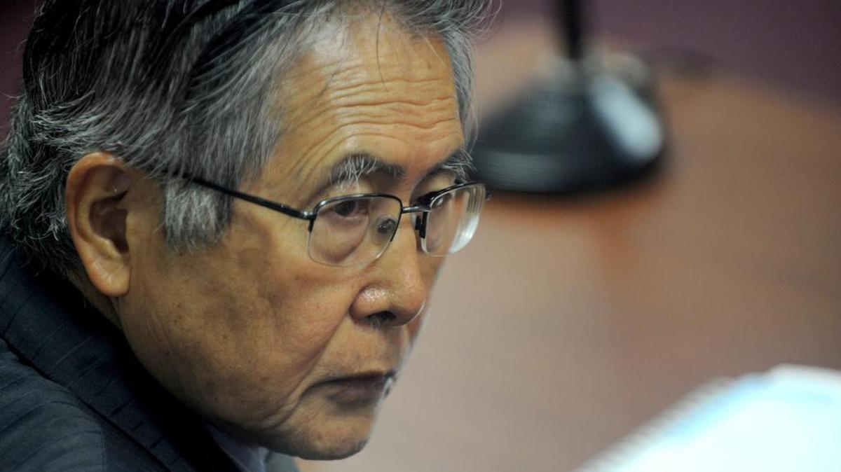 Imagen de archivo del ex presidente Alberto Fujimori en una corte respondiendo por acusaciones de soborno el 30 de septiembre del 2009.