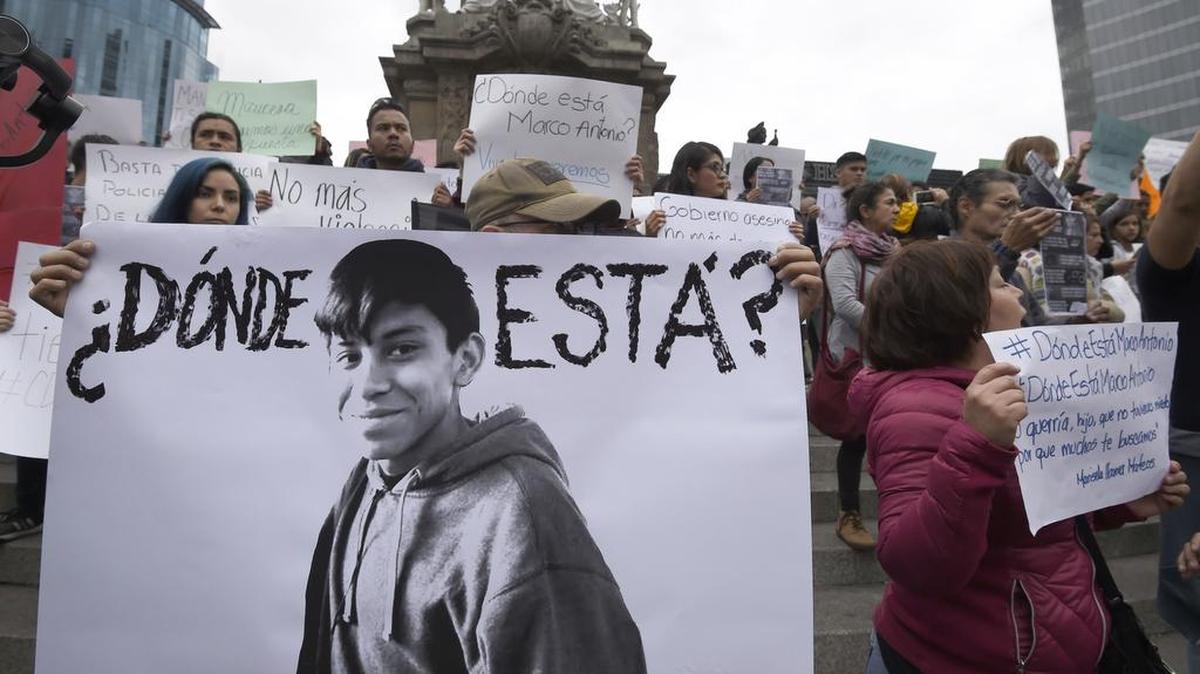 Parientes y estudiantes sostienen carteles que dicen "¿Dónde está?" mientras protestan por la desaparición del estudiante Marco Antonio Sánchez, en el monumento Ángel de la Independencia en la Ciudad de México el 28 de enero de 2018.