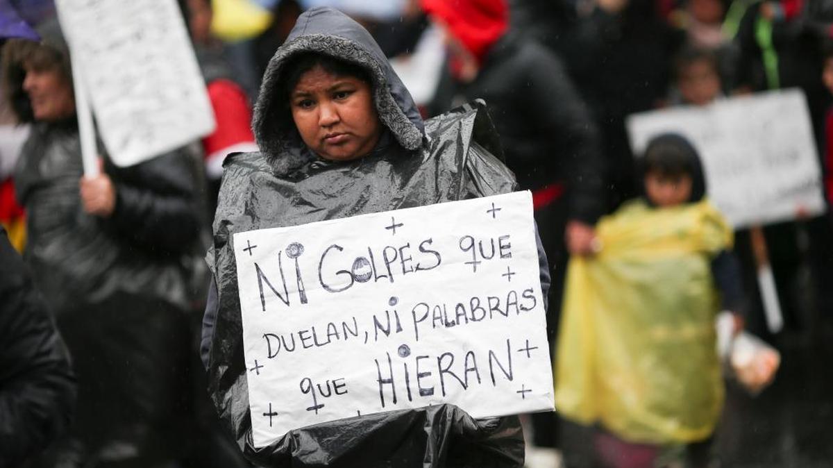 Miles de personas participan en la marcha convocada por la plataforma social "Ni Una Menos", en Buenos Aires y en la Alameda Bernardo O'Higgins, la principal avenida de la capital chilena en contra de la violencia machista, una marcha que también se replicó en otros países de América Latina.