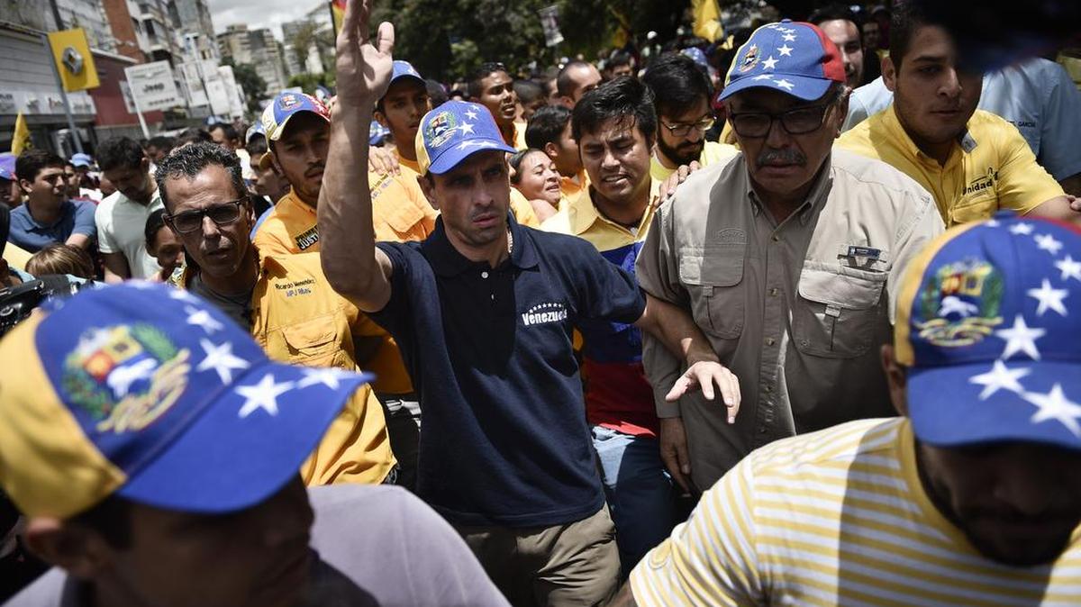 Henrique Capriles (cen.), uno de los líderes de la oposición venezolana, marcha junto a miles de manifestantes por las calles de Caracas para exigir el referendo contra el gobernante Nicolás Maduro.