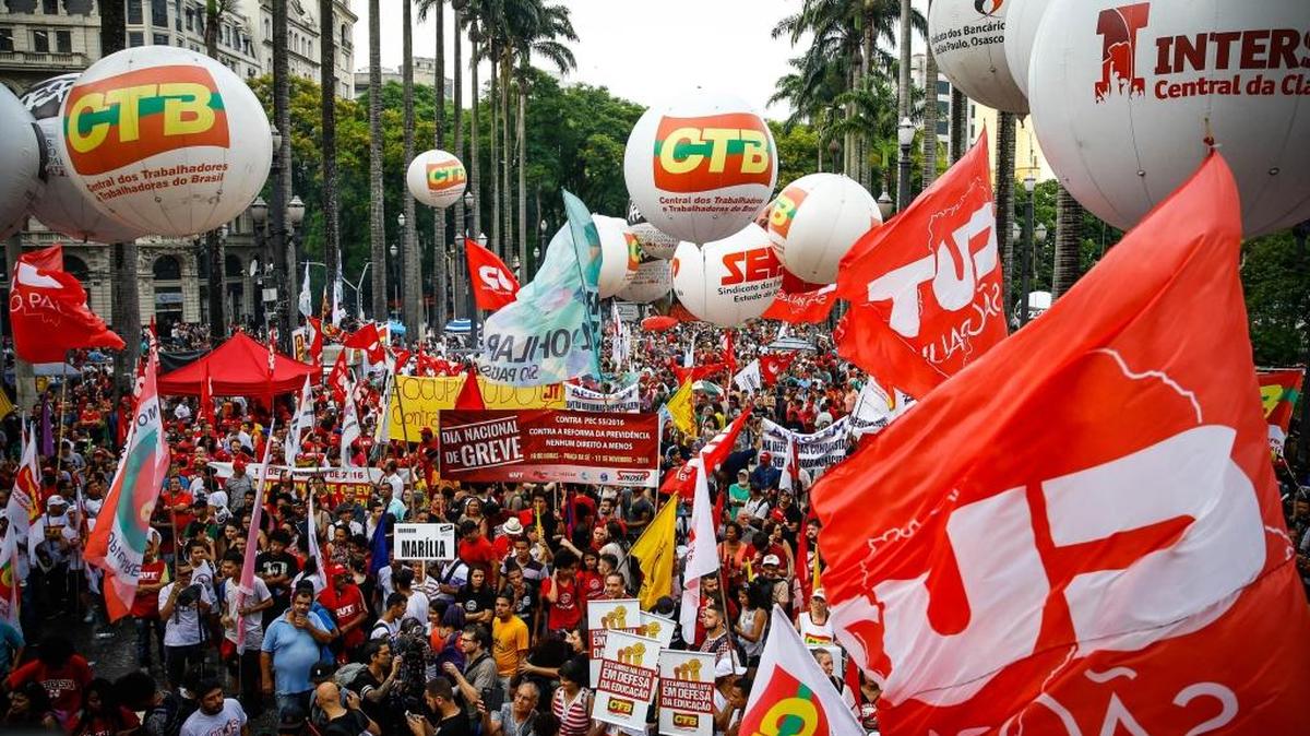 Manifestantes se reúnen en la plaza de la Sé, en Sao Paulo en las protestas convocadas para este viernes contra el ajuste fiscal.