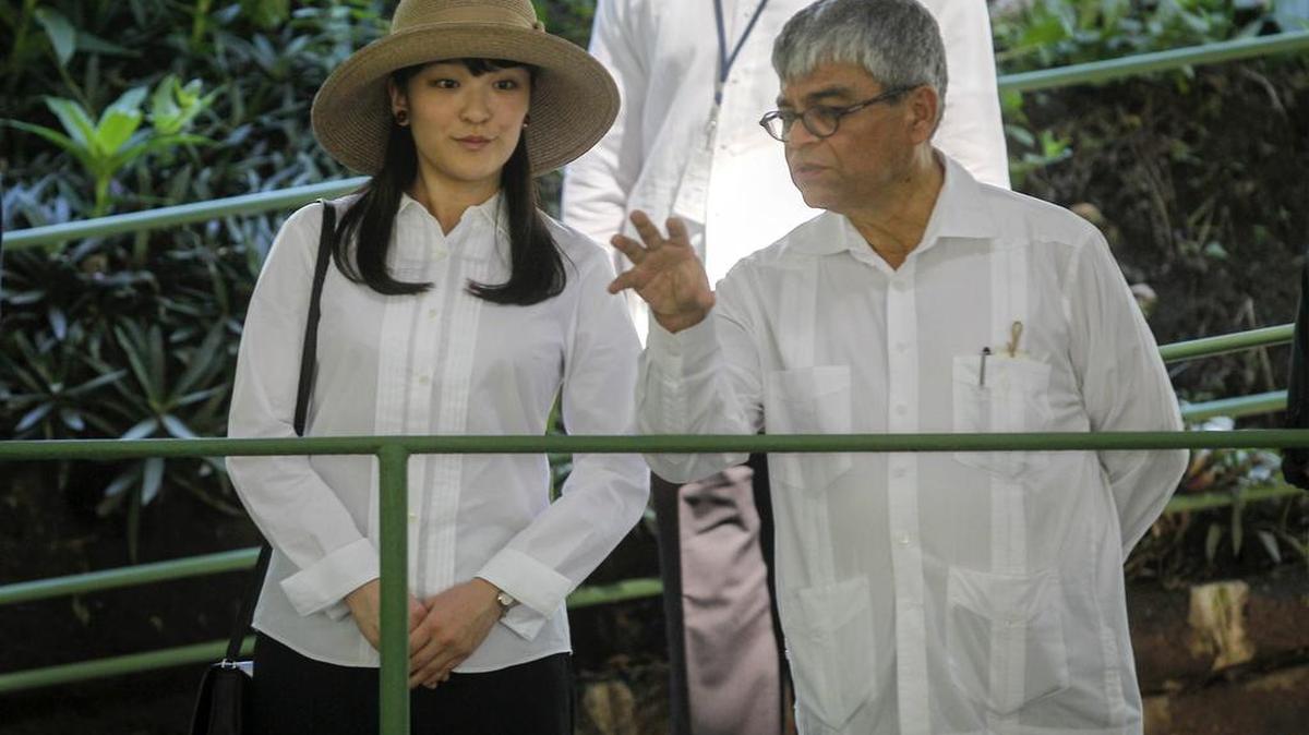 La princesa Mako de Japón (i) escucha al secretario de Cultura de la presidencia de El Salvador Ramón Rivas hoy, sábado 5 de diciembre de 2015, durante su visita al sitio arqueológico La Joya de Cerén.