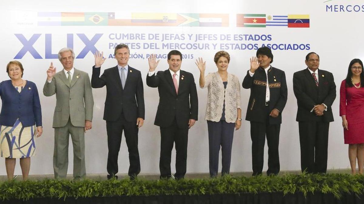 Líderes de países del Mercosur durante una cumbre celebrada en Luque, Paraguay, el 21 de diciembre de 2015. A la derecha, Delcy Rodríguez saluda junto a mandatarios del bloque.
